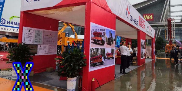 混凝土泵在下斜坡泵送時應當采取哪種措施防止骨料自流導致真空現象？