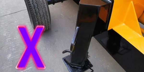 在對混凝土泵的水箱及供水系統進行清洗后，需要在活塞上裝上膠套