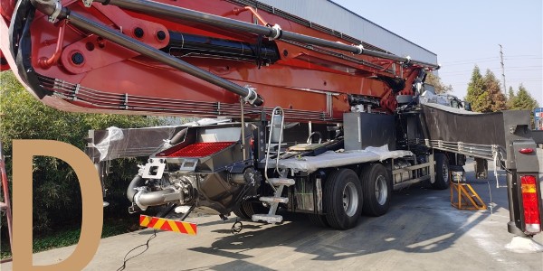 泵車支腿固定后，全方位檢查