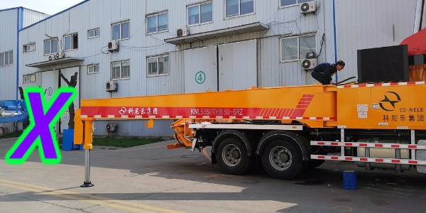 混凝土泵車的末端軟管容易受損，需注意泵車布料桿的傾斜狀態