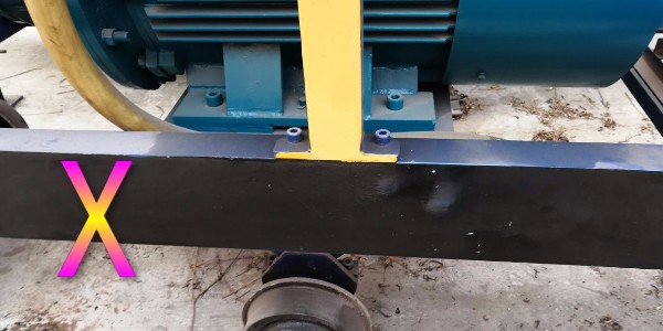 混凝土泵在進行泵送前，水泥砂漿注入料斗后為何要先進行反向攪拌？